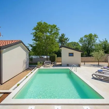 Crystal With Pool فيلة